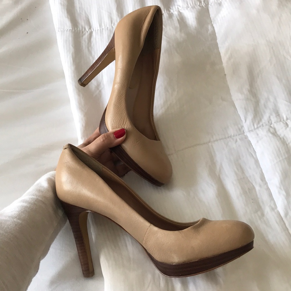 Banana Republic Nude Pumps